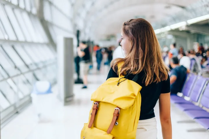 Cetățenii români minori care au 16 ani împliniți pot călători în străinătate neînsoțiți_Your Education Shape_Your Educational Consultant